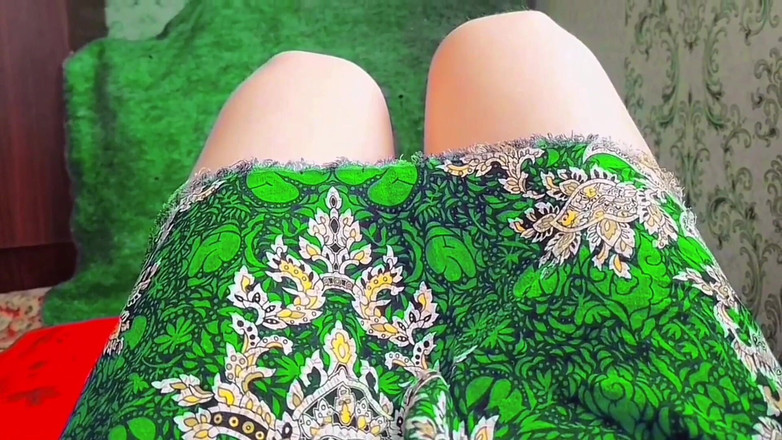 Kitty_Cross: 可爱的 femboy 从条纹稻草中喝汁