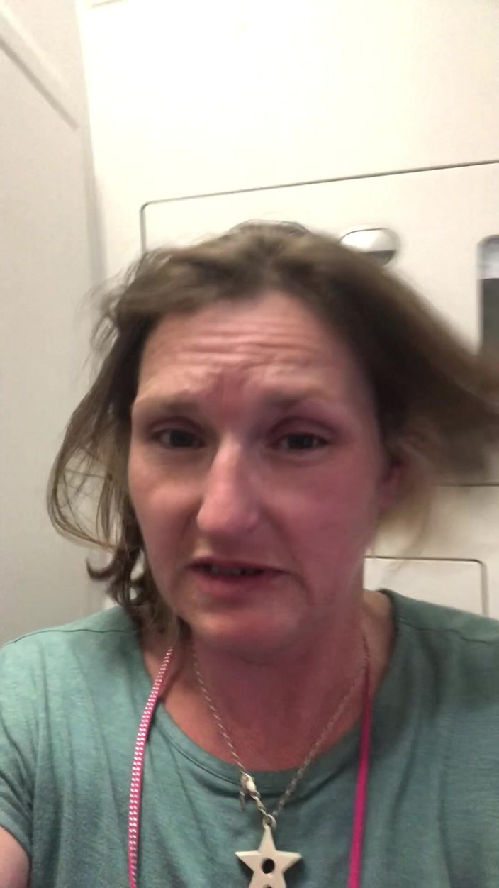 MistressWriggler: Kencing besar pada kapalterbang selepas menahannya selama empat jam!