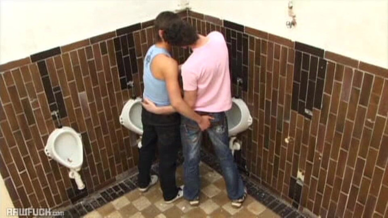 Raw Fuck: Hardcore akce se pisoárem na střední škole