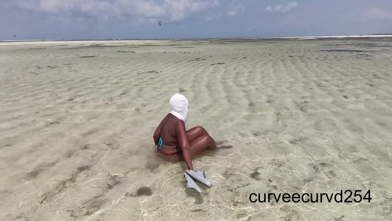 Curveecurvd254: Exhibition de twerking sur une plage en Afrique