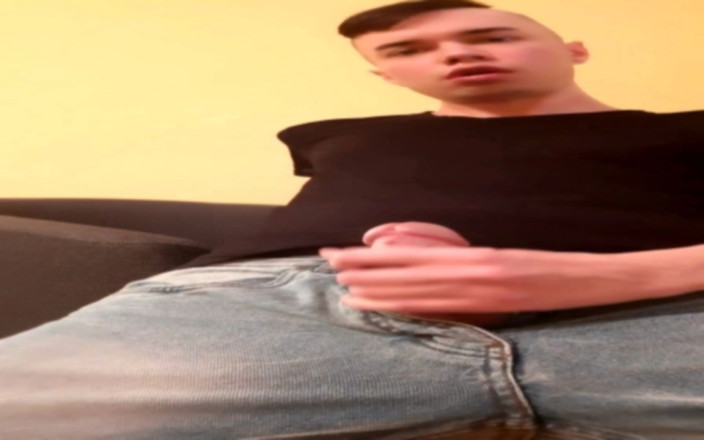 Elio Rivao: Tişörte boşalıyor