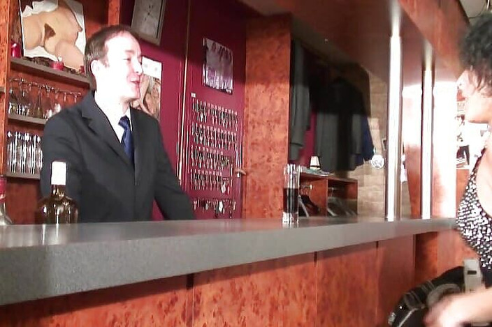 Monde Francais: Con đĩ tóc đen từ Pháp bị nện tại quán bar