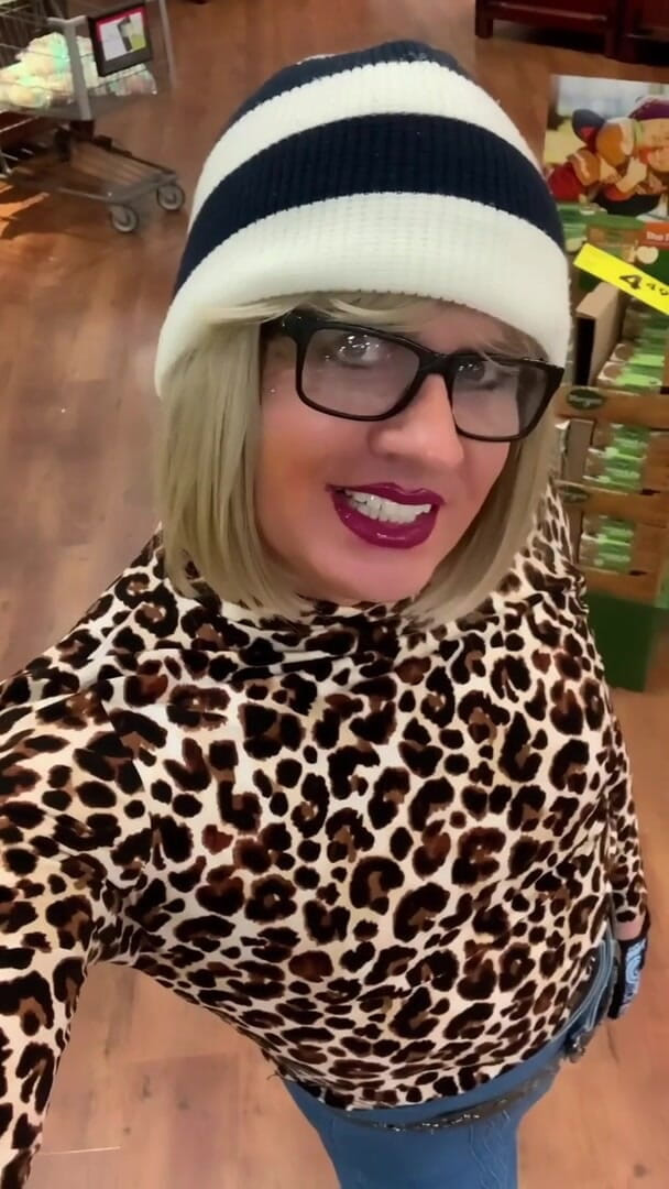 CindieLove: 疯狂可爱的变性人，性感的屁股牛仔裤在目标，漂亮的微笑 cd