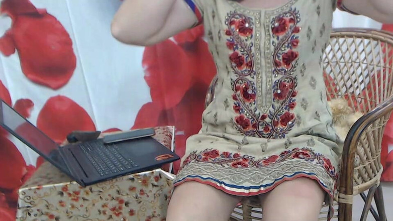 Bolly Karma: Beberapa pecandu seks senang menonton payudaranya