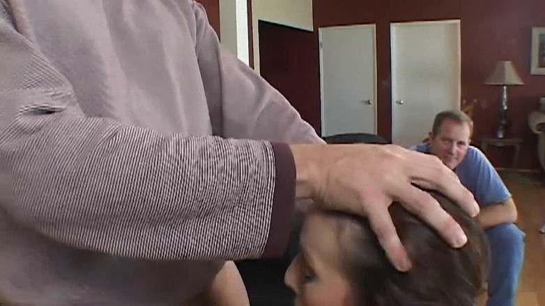 VintageXMovies: Cahaya matanya semasa dia menonton seks dubur dengan orang asing