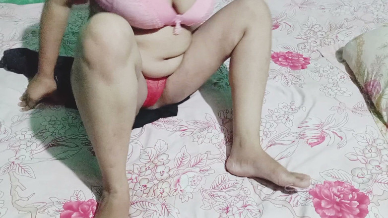 CoupleWorld: 热辣哥展示她的热辣胸部和阴户