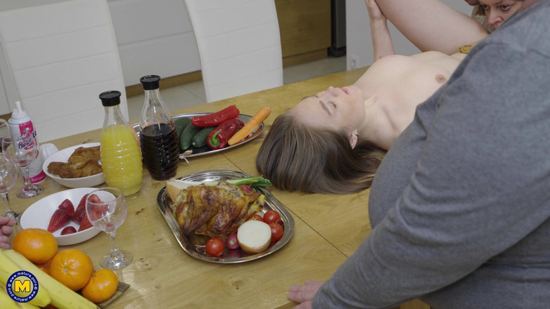 Mature NL: Behaarte Reife BBW Stiefmutter Teilt Ihre Kleine Zierliche Stieftochter Kira...