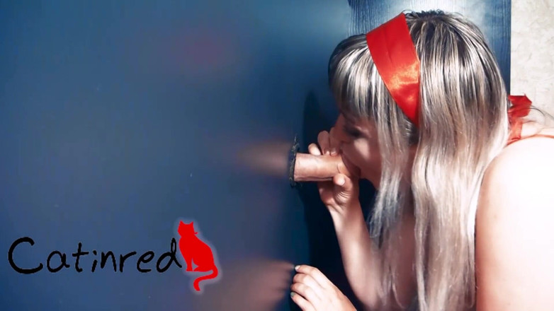 Catin Red: Máy bay bà già nhỏ xíu thổi kèn cu và...