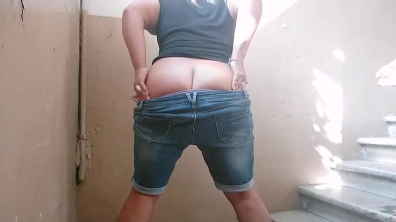 Sunny Loveli: Outdoor start undress BBW ass