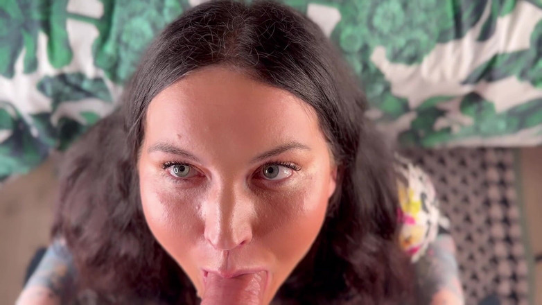 MissFFW: ミス・FFWがフェイスブックに口の中で射精してほしいと懇願