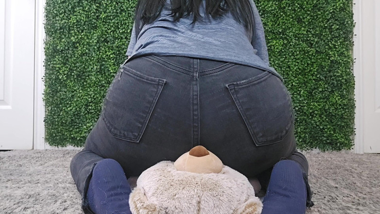 Julia Ryan: Face Farting on My Teddy