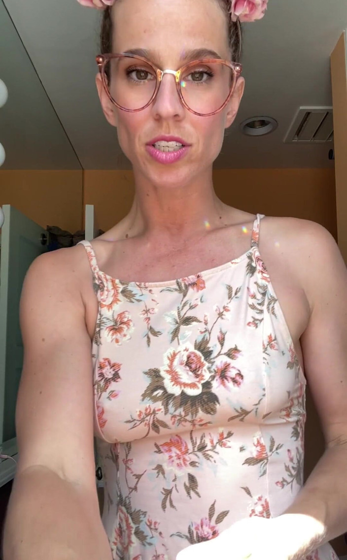 VibeWithMommy: 그녀의 안경을 놀리는 것에 화를 내는 JOI 계모! 이 자지를 빼내고 이제 정액을 끝내게 해줘