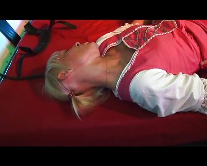 German amateur couples: Německá blondýnka závislá na mrdce šuká v sexy trojce