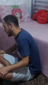 Mi-am convins fiica vitregă să se joace cu doctorul, frecarea pulei, penetrare accidentală
