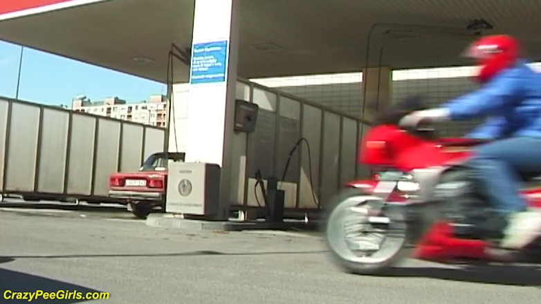 Crazy pee girls: Outdoor peeing at the carwash