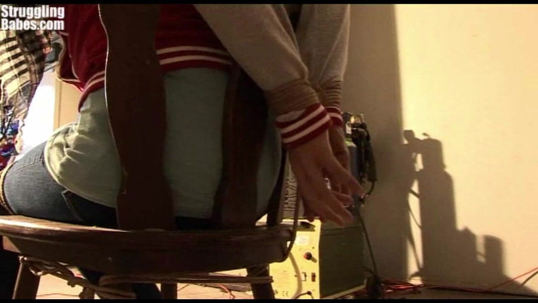 Submissed: Steffi svázaná židlí s ballgagged
