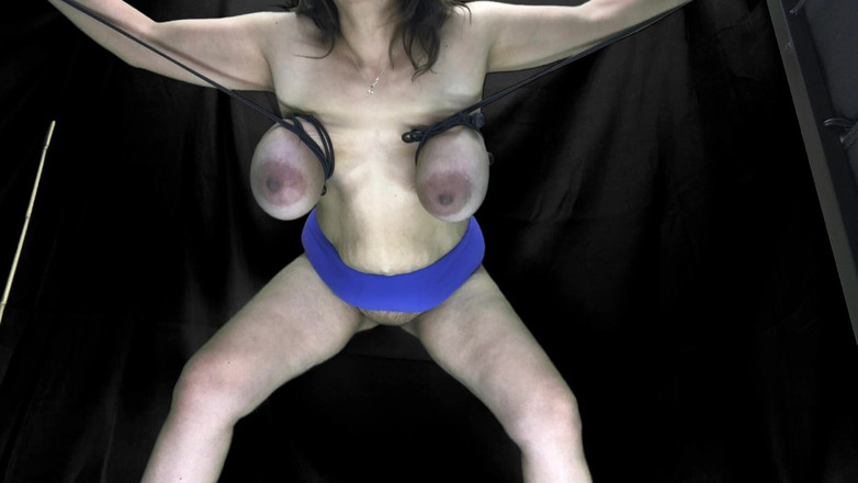 VeeVee Vixen: Bröst bundna hängande rakt ner kamera 2