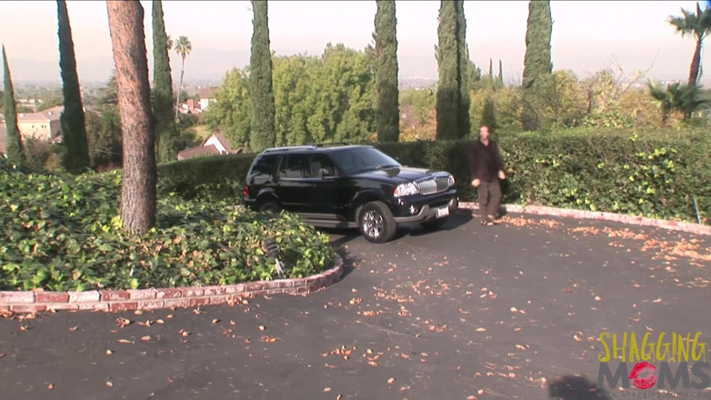 Shagging Stepmoms: Pounding his little flexible bitch
