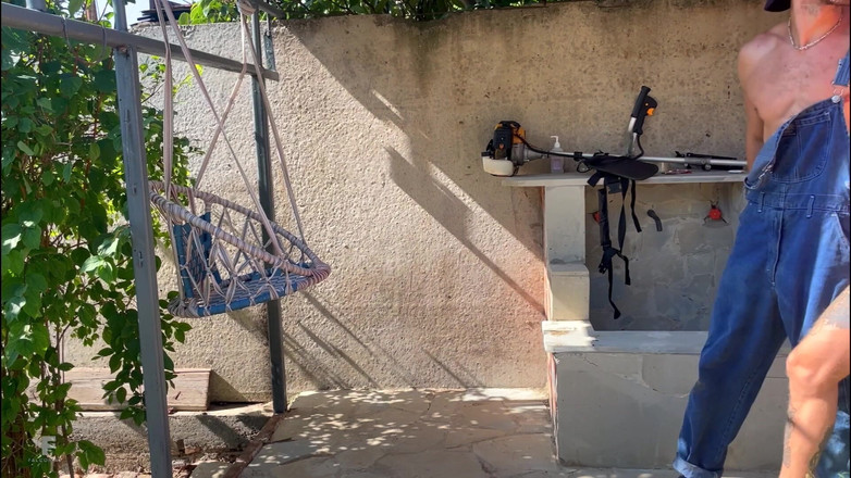 Falcon Al: Tukang kebun ini memekku habis-habisan sampai aku crot di dalam