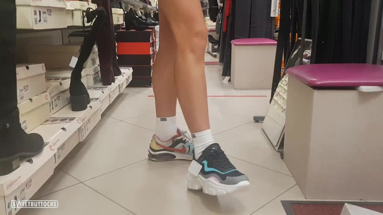 SweetButtocks: Sin bragas en una zapatería