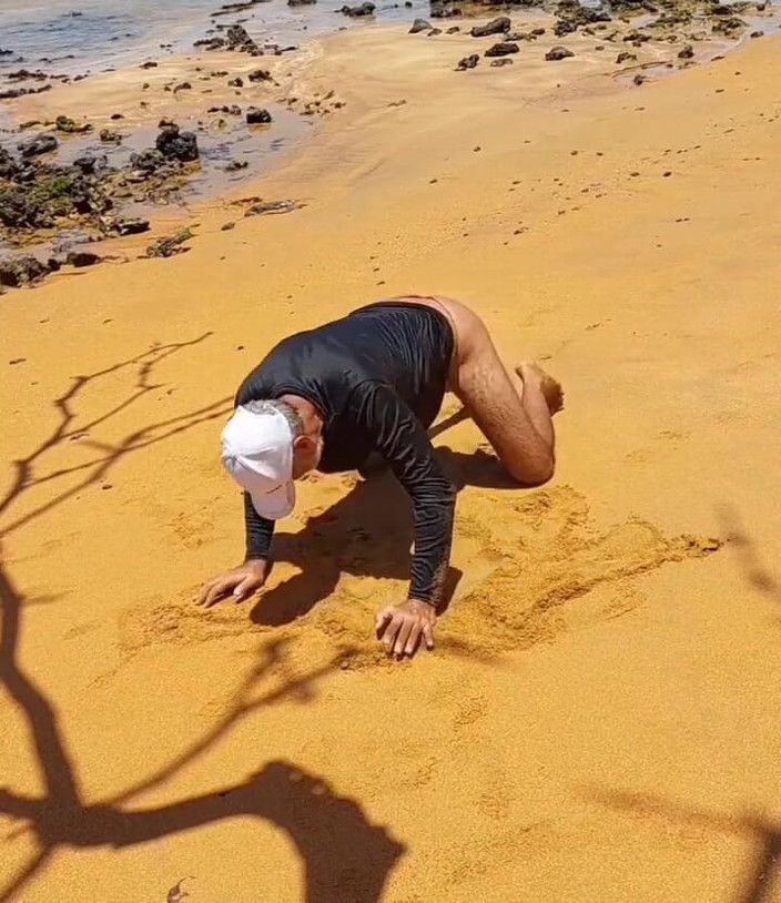 Ladysilvas: Ladysilva pokazując swoją gorącą dupę w majtkach na plaży