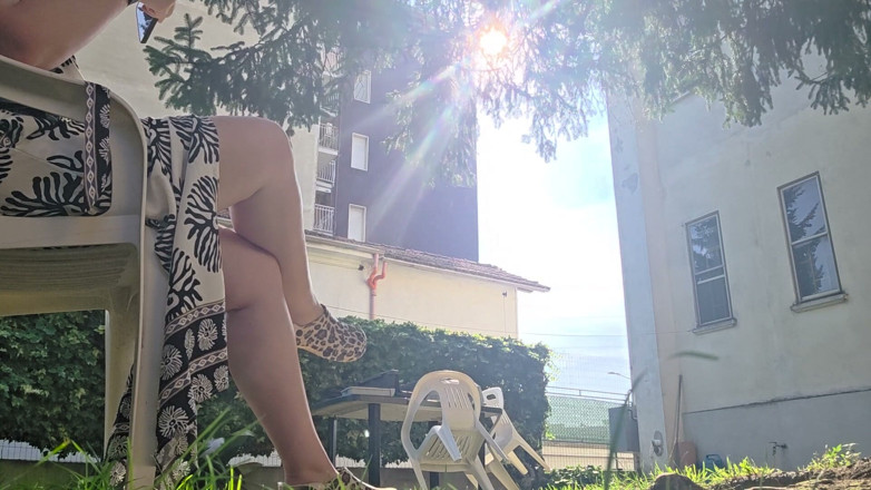 Nicoletta Embassi: ดวงอาทิตย์สุดฮอตในสวนบิกินี่น้อยที่สุด, รองเท้าแตะอําพรางและความปรารถนาที่จะดู