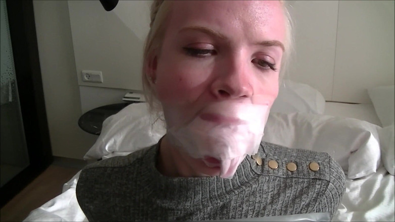 Selfgags classic: Une blonde scandinave bâillonnée !