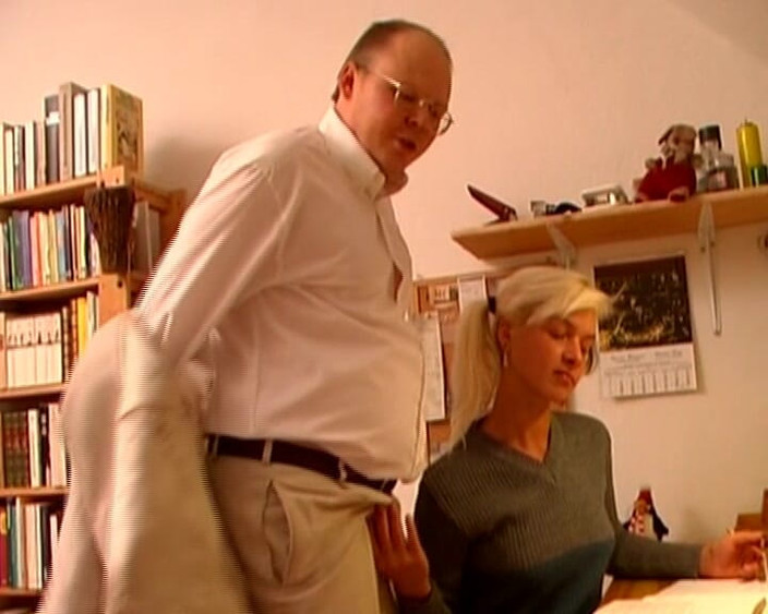 Deutsche Damen: 彼女のパイパンマフを激しく粉砕されたホットなジャーマンブロンド