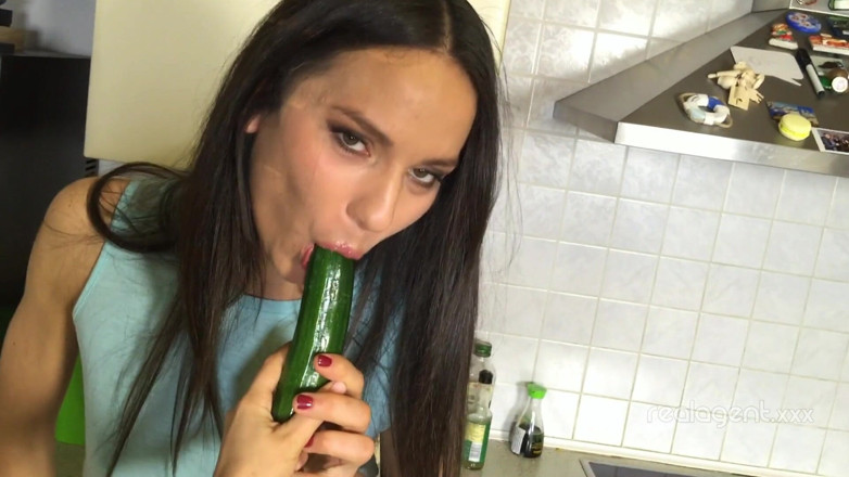 Real Agent: La Russe Nataly Gold utilise un concombre pour baiser sa...