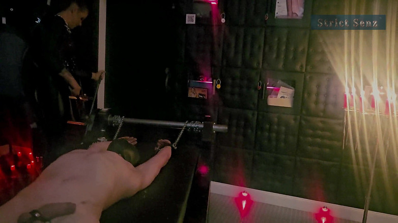 Strict Senz: Stina Stone Com Unha Longa Fazendo Cócegas Na Cara Esticada...