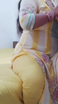 人妻在她的绿帽老公面前被前男朋友干
