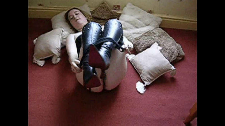 Littlevixen: Jonge vrouw met harig poesje in dijlaarzen met behulp van...