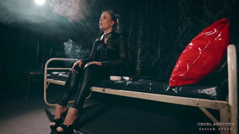 Cruel Anettes fetish world: 惩罚后的香烟