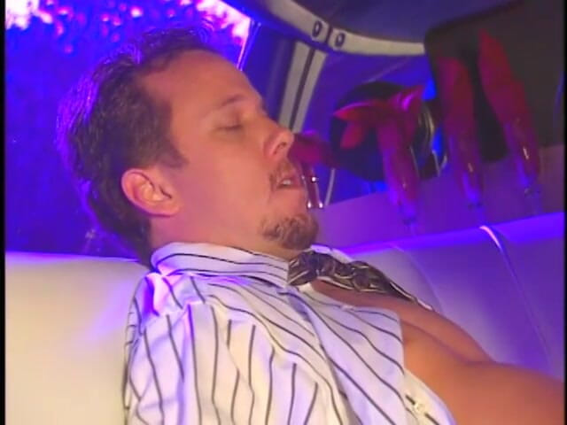 Cumming Soon: Rondborstige milf wil een avontuur hebben in een limousine