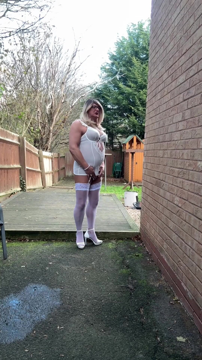 Kellycd2022: Sexy Crossdresser Kellycd2022 v Bílém prádle a punčochách Out I....