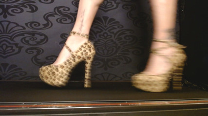 Abby Anna: Đi bộ trong giày cao gót leopard