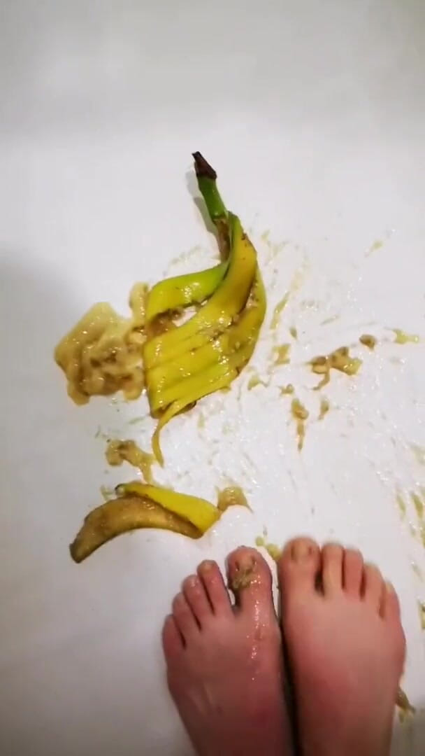Erotic college: I like banana between the legs