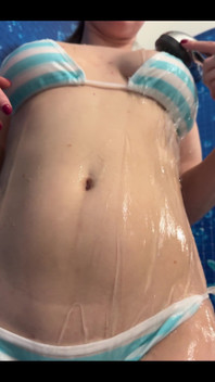 Tomando banho com biquíni