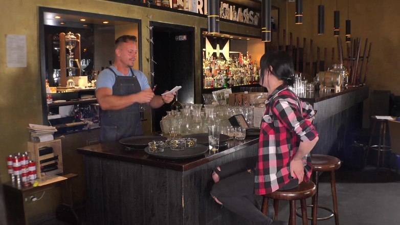 German amateur - 100% German hardcore videos: काले बालों वाली रंडी अपने पसंदीदा वेटर को मरोड़ती है