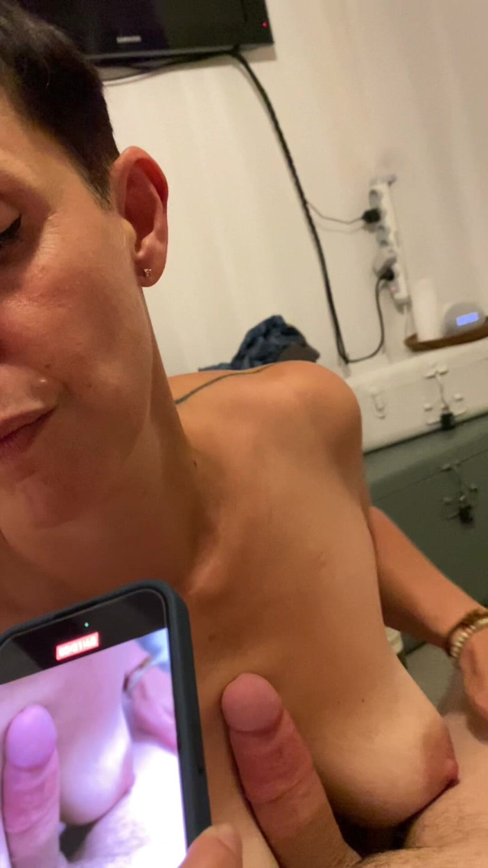 DouceLuxure: Ik speel met het sperma van een abonnee