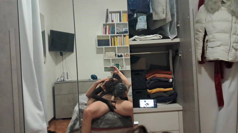 LauraOnHeels: MILF ia un penis în gură invers, vedere din punct de...