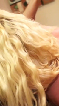 Tristyn Kennedy, grosse salope infidèle aux seins énormes et aux cheveux dorés, baise sa chatte mouillée avec plaisir
