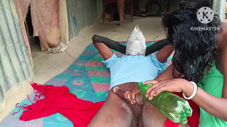 Nenika: Desi Bhabhi masírovala penis aplikací oleje