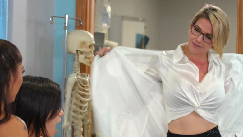 Girlsway: Lesbické pumy Cory Chase a Sheena Ryder nůžkové sousedky nevlastní...
