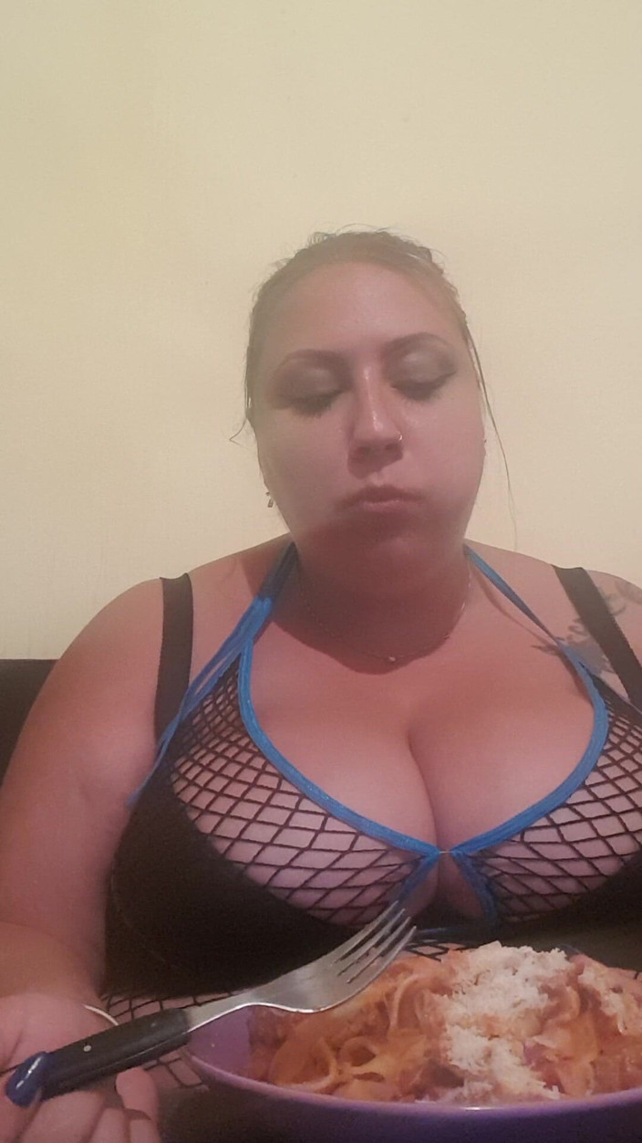 LoraBbw: Ich stopfe mein Selbst mit Pasta / feedee