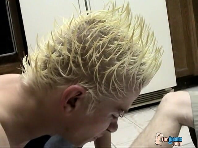 Toegasms: 스트레이트 소년과 함께하는 지저분한 발 재미