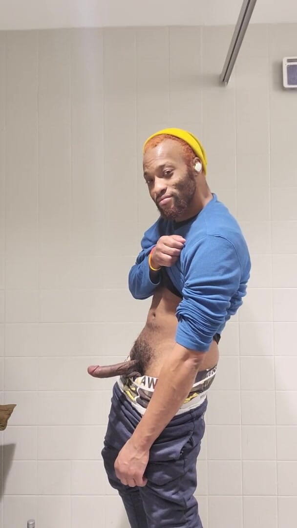 Kennie Jai: Kennie Jai si masturba al lavoro