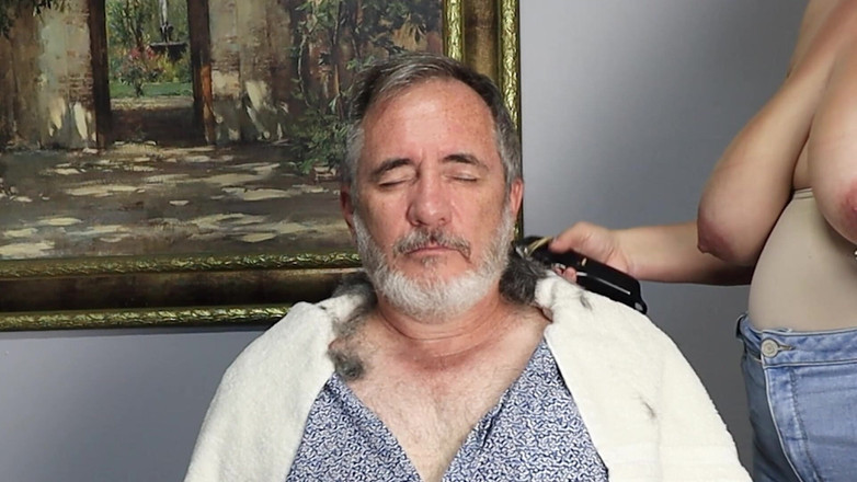 Vibra King Video: Taglio di capelli in topless