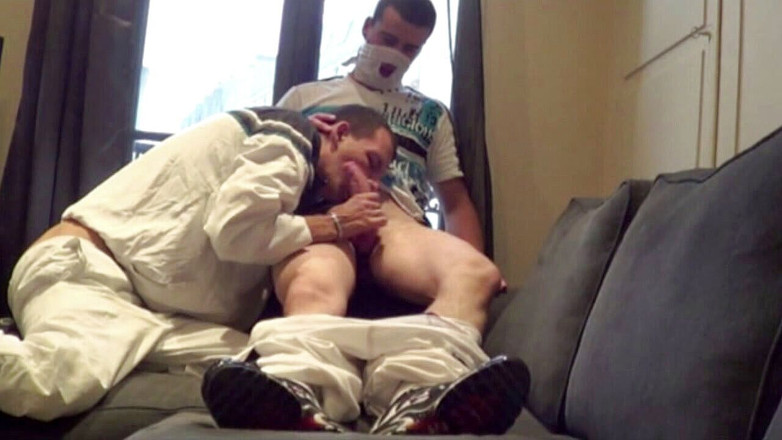 Sneaker gay: Tony spompina e scopato da un etero anonimo