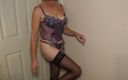 Gemma Stone: Kåta brittiska sekreterare strippar och spelar för sin chef
